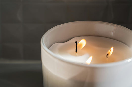 Bougies artisanales vs bougies industrielles : pourquoi choisir l’artisanat ?